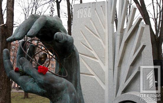 Накануне Дня чествования ликвидаторов аварии на ЧАЭС в Кривом Роге возложили цветы к мемориалу памяти Чернобыльцев