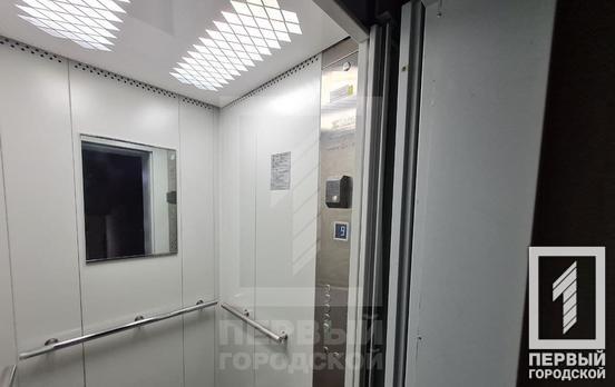 В Кривом Роге запустили в работу новый лифт: это уже сотый обновленный подъемник в этом году