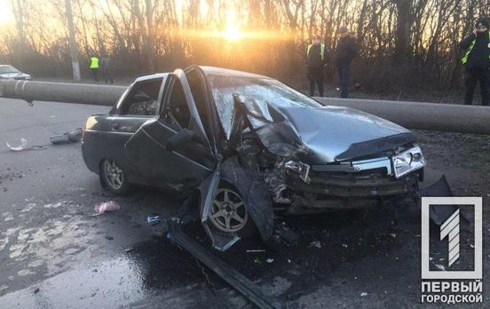 В Кривом Роге на машину упал столб, пострадали три человека