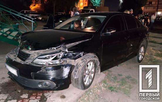 В Кривом Роге Volkswagen с нетрезвой девушкой за рулём врезался в три припаркованных авто