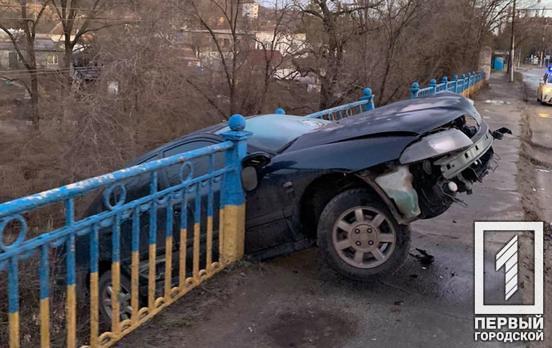 Спасатели Кривого Рога вытащили автомобиль, который чуть не слетел с моста