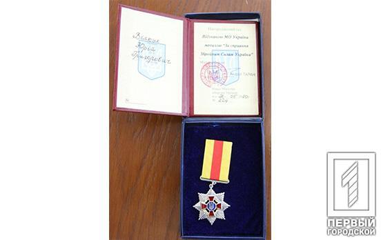 Во время визита в Кривой Рог Министр обороны Андрей Таран наградил мэра медалью