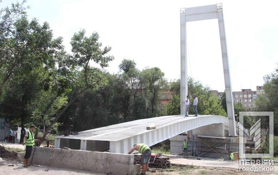 Готовность 50%: в Кривом Роге продолжают строительство нового пешеходного моста