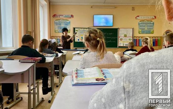 Большинство телезрителей «Первого городского» считают, что нужно закончить дистанционное обучение школьников, – опрос