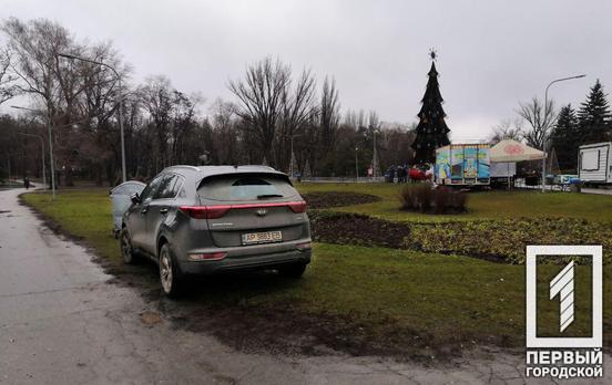 Автомобилисты превратили главный новогодний городок Кривого Рога в стихийную парковку, – фотофакт