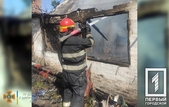 Почти два часа борьбы со стихией: в Криворожском районе горел одноэтажный дом