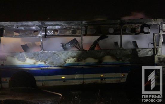 В Кривом Роге из-за возгорания рабочего автобуса пострадали двое мужчин