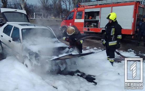 Утром в Кривом Роге горел автомобиль Alfa-Romeo, никто не пострадал