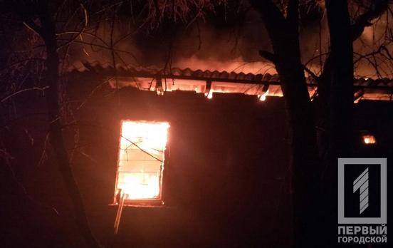 150 квадратных метров: ночью в Кривом Роге сгорел  склад с лесоматериалами