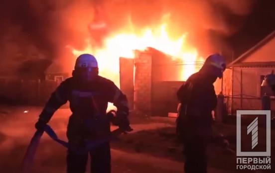 В Кривом Роге горел гараж с машиной внутри: погибших и пострадавших нет