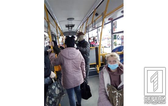 Все средства хороши: в Кривом Роге заметили пассажира троллейбуса в противогазе
