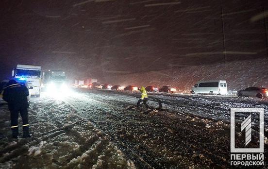 Спасли 49 человек и достали 37 автомобилей: в Днепропетровской области устраняют последствия непогоды