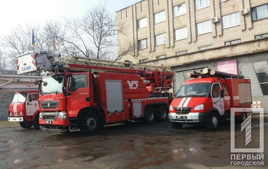 Спасатели Кривого Рога получили новую автолестницу и пожарную цистерну