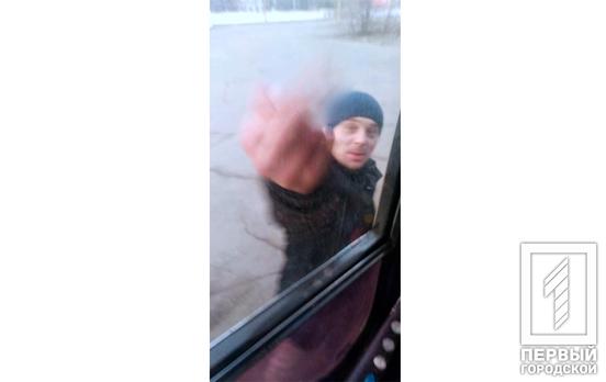 Сломал руку водителю и разбил зеркало: в Кривом Роге пассажир троллейбуса устроил дебош
