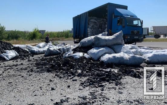 Повреждено почти 5 тонн твёрдого горючего: под Кривым Рогом загорелся грузовик с углём