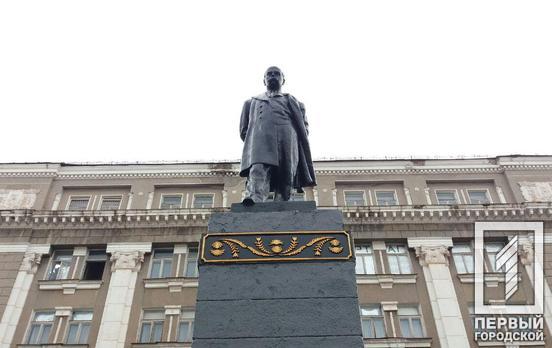 206 лет со дня рождения: в Кривом Роге возложили цветы к памятнику Тарасу Шевченко