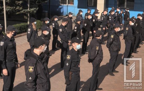 Полицейские и курсанты Кривого Рога вышли на улицы города, чтобы разъяснить жителям правила соблюдения карантина