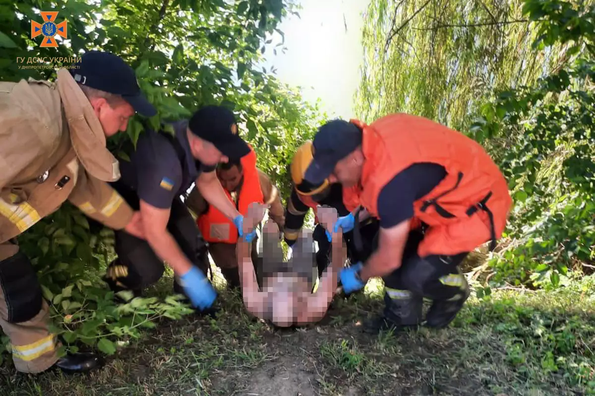 В Кривом Роге спасатели достали тело мужчины из реки