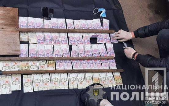 Дешёвый мёд: полицейские Кривого Рога задержали группу «продавщиц», которые похищали сбережения у пенсионеров