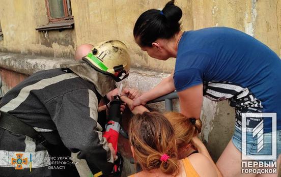 Пристебнули власну матір: рятувальники Кривого Рогу допомогли жінці визволитися з кайданів