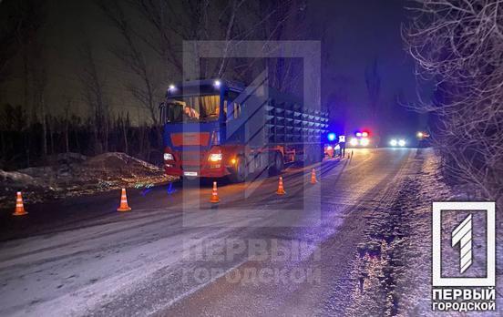 В Кривом Роге грузовик сбил двух пешеходов, один человек погиб на месте, второго увезла скорая