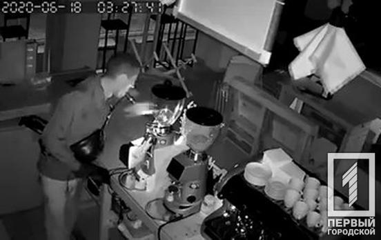 Ночью в Кривом Роге неизвестный влез в кафе и украл планшет