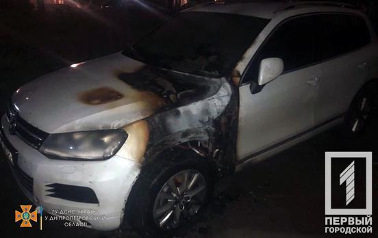 В Кривом Роге ночью горели два автомобиля в разных районах города