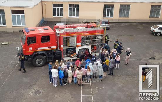 В Кривом Роге в рамках акции «День с полицейским и спасателем» уроки безопасности прошли в более чем 50 школах