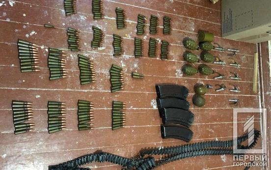 Гранаты, патроны и каннабис: полицейские в Кривом Роге изъяли у мужчины боеприпасы и наркотики