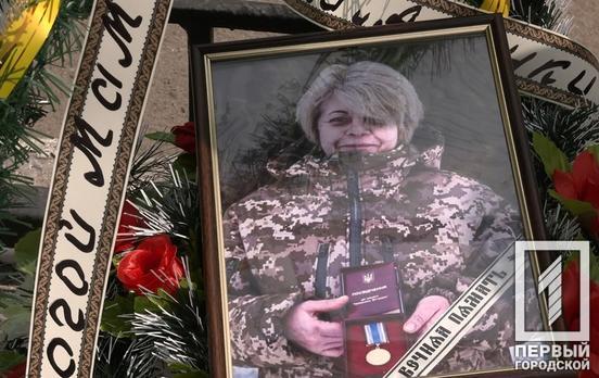 У Кривому Розі провели в останню путь бойового медика Героя України Інну Дерусову, яка загинула на Сумщині