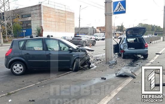 В Кривом Роге столкнулись Skoda Fabia и Renault, от удара автомобили разбрасывало по дороге