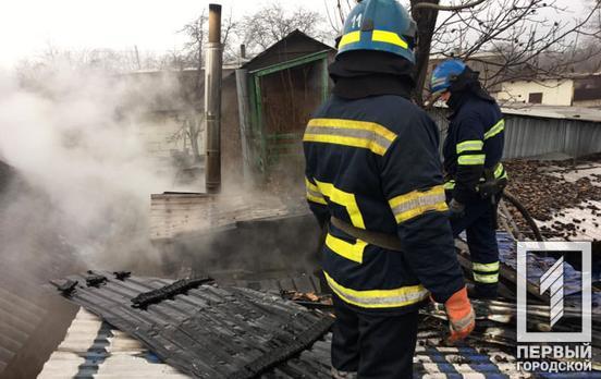 В Кривом Роге горела крыша летней кухни, обошлось без пострадавших