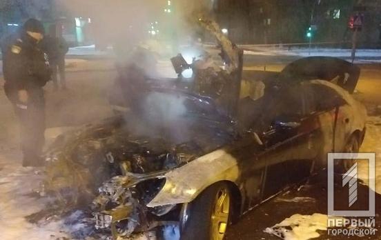 Оружие и боеприпасы обнаружила полиция в сгоревшем автомобиле в Кривом Роге
