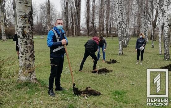 Полицейские Кривого Рога объединились с курсантами, чтобы высадить более 50 деревьев
