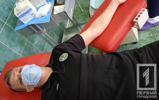 «Сдай кровь – спаси жизнь»: патрульные полицейские Кривого Рога стали донорами в рамках благотворительной акции