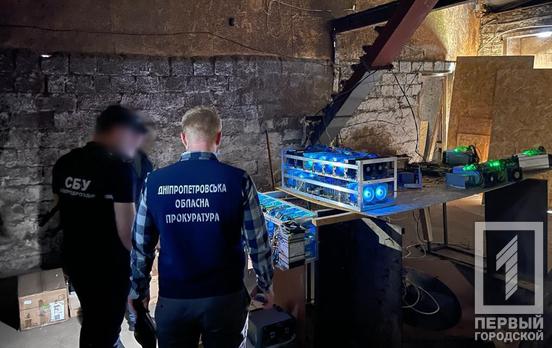 Более 2 000 000 гривен убытков: в Днепропетровской области обнаружили криптовалютную «ферму», подключенную к трансформаторной подстанции
