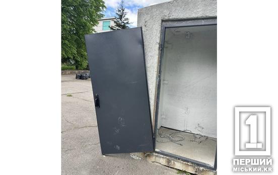 Испорченные металлические двери, которые должны были бы защищать от обломков: непонятный вандализм в Кривом Роге продолжается