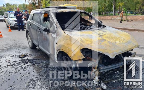 В Покровском районе Кривого Рога на ходу загорелся автомобиль