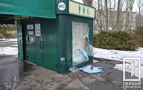 Акт вандализма: в Кривом Роге хулиганы изуродовали уличный туалет