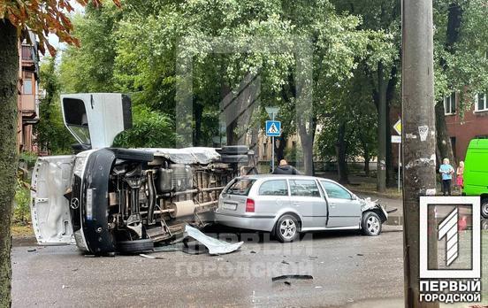В Кривом Роге перевернулся микроавтобус после столкновения с легковушкой