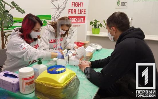 У Кривому Розі в міжнародний день боротьби зі СНІДом для клієнтів Сервісних центрів МВС провели безкоштовне тестування