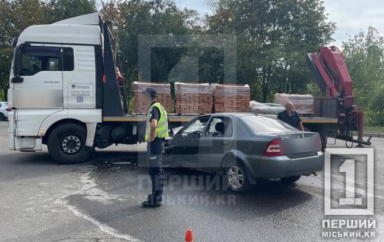 Нетвереза поїздка закінчилась лікарнею: на Гірницькому легковик влетів у вантажівку
