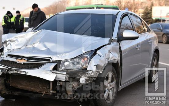 У Кривому Розі зіткнулися Chevrolet та Renault: одного з пасажирів вирізали рятувальники