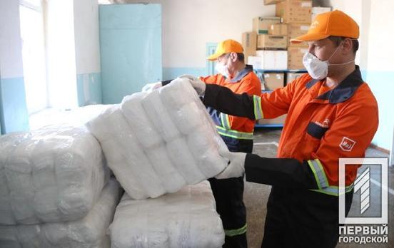 «АрселорМиттал Кривой Рог» передал городу 12 тысяч защитных масок для медработников