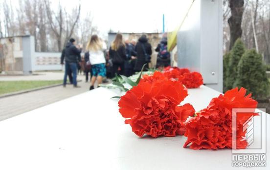 По случаю Дня Соборности Украины в Кривом Роге к памятнику погибшим воинам ООС возложили цветы