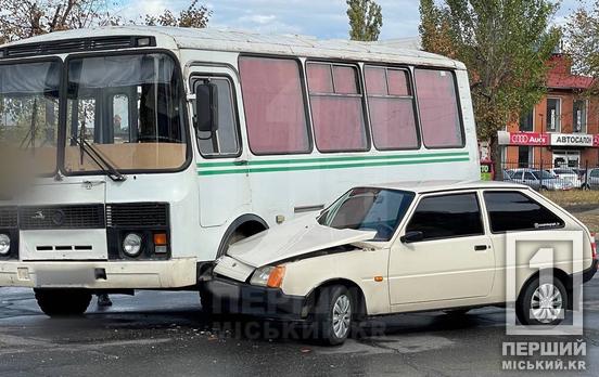 Шпиталізували із струсом мозку та забоями: у Кривому Розі автобус врізався у «Таврію»