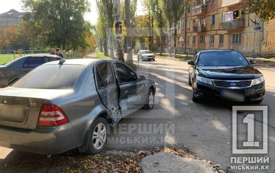Подряпини та зігнуті двері: у Покровському районі Кривого Рогу Kia зачепила Geely