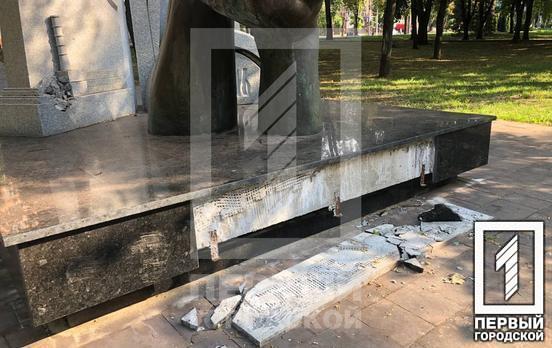 В одному зі скверів Кривого Рогу вандали пошкодили два пам’ятника