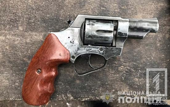 Полицейские Кривого Рога задержали мужчину с револьвером