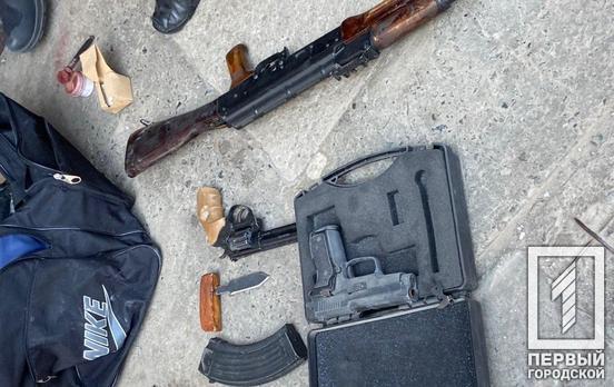 В Кривом Роге под подъездом нашли сумку с оружием и патронами